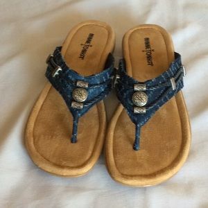 Minnetonka Silverthorne Flip Flops, Like Brand NEW